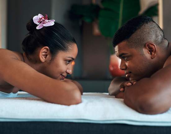 Pareja mirándose durante un masaje a domicilio en Lanzarote