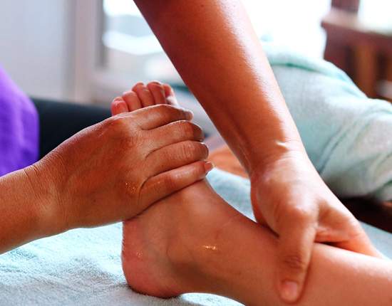 Masajista aplicando reflexología podal en domicilio en Lanzarote