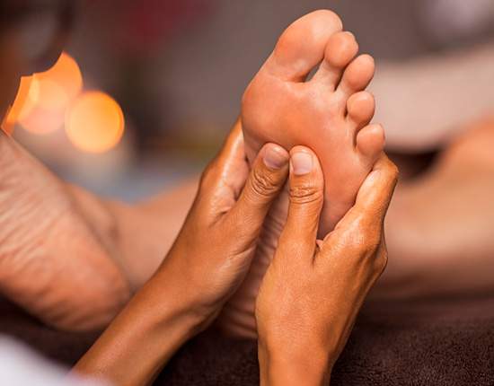 Presión en puntos reflejos del pie en sesión de reflexología a domicilio en Lanzarote