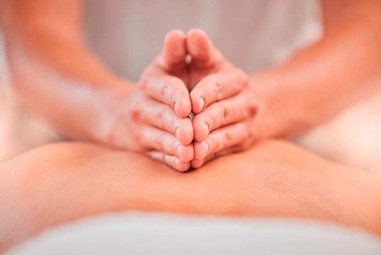 Persona recibiendo un masaje californiano