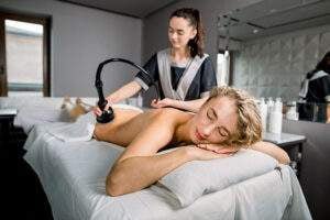 masaje de drenaje linfático después de cirugía estética