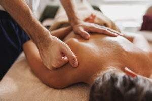 Un profesional aplicando técnicas de masaje neuromuscular para aliviar el dolor crónico.