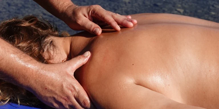 ¿Te duele la espalda? Descubre cómo un masaje puede ayudarte a aliviar el dolor y mejorar tu bienestar. ¡Prueba hoy mismo!